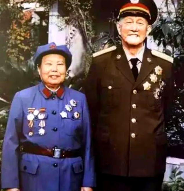 1936年，洪学智对女兵张文一见倾心。不料张文见他满脸麻痕，正欲婉拒，却被二哥一