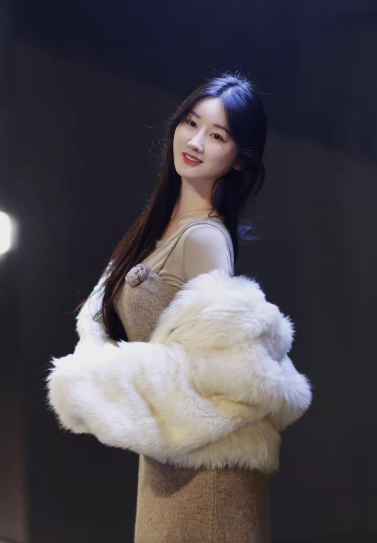 温柔甜美的冬日穿搭，毛茸茸的白色外套搭配米色连衣裙，温暖又时尚！🌟💖