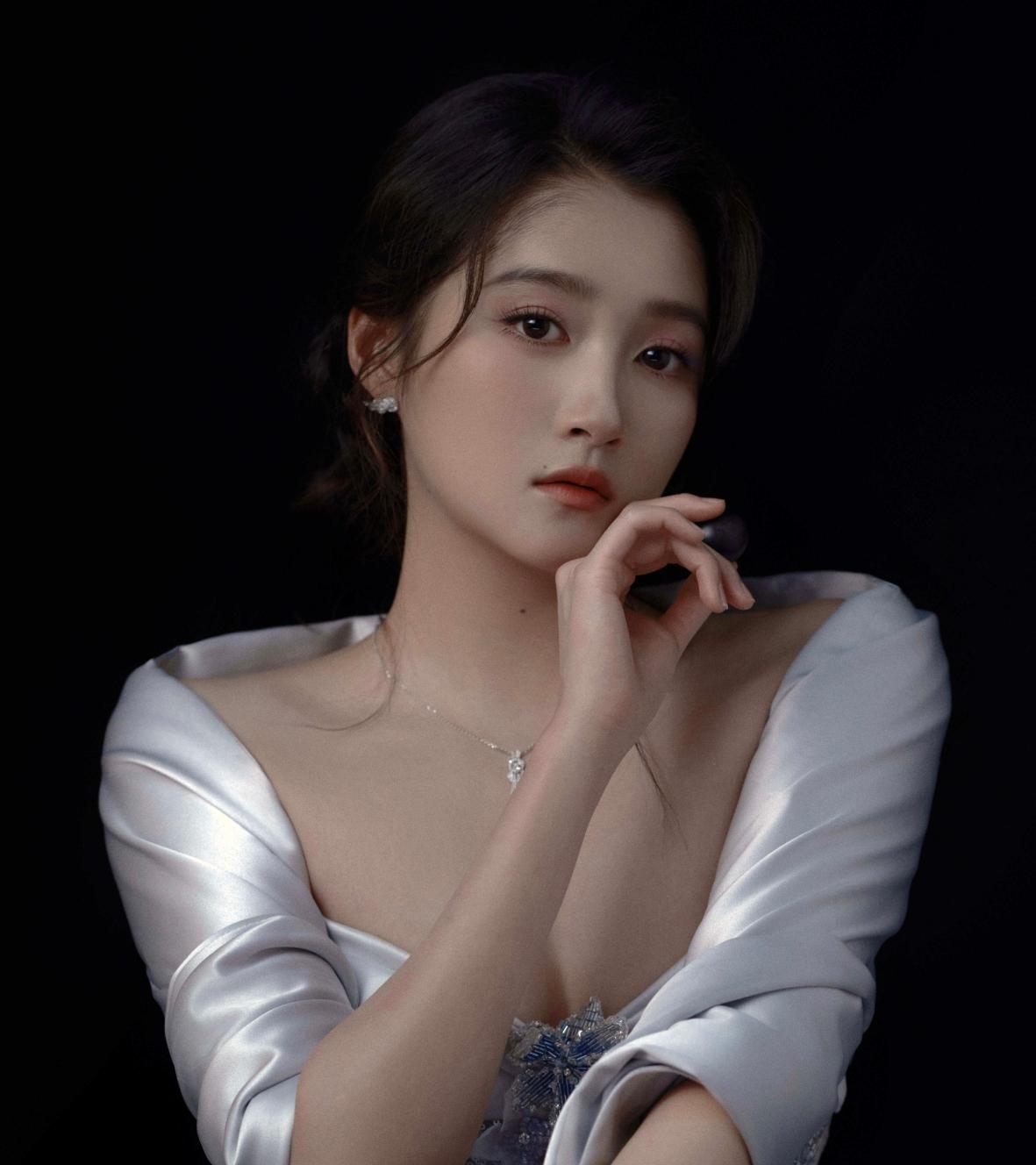 什么叫实打实的女大十八变，看看关晓彤就懂！记忆里还是荧幕上灵气满满的国民闺