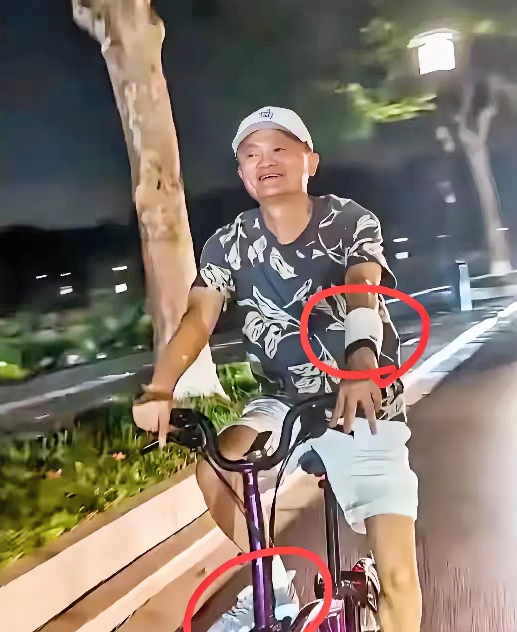 当个名人虽然风光，但也受到很多拘束，因此在公共场合的穿衣打扮和言行举止都很是注意
