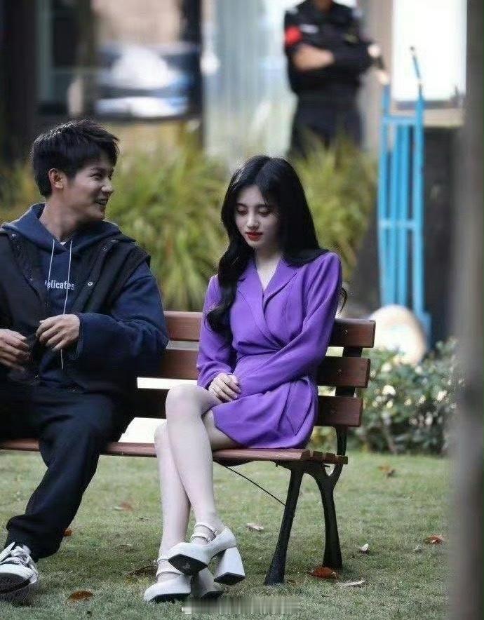 看到鞠婧祎这鞋跟我都怀疑她的身高了