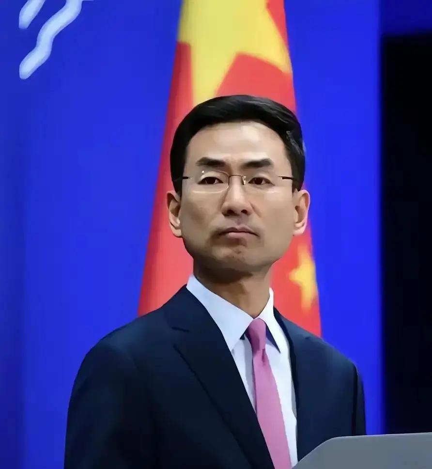 真他娘的绝了。人家军舰开到家门口，炮口都快怼到脸上了，第一反应居然是：快，翻箱