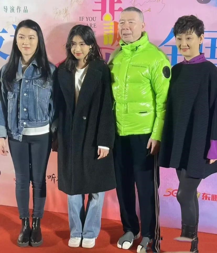 冯小刚2个女儿同框，表面上一个领养的，一个亲生的，实际上一个亲生的，另一个也是亲
