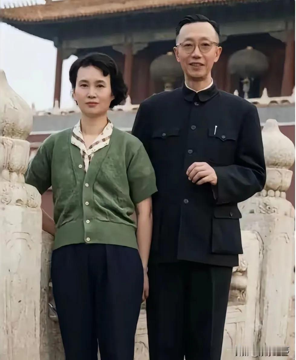 这张图片是末代皇帝溥仪与他的妻子李淑贤在北京故宫拍摄的一张合影照。溥仪身穿深蓝