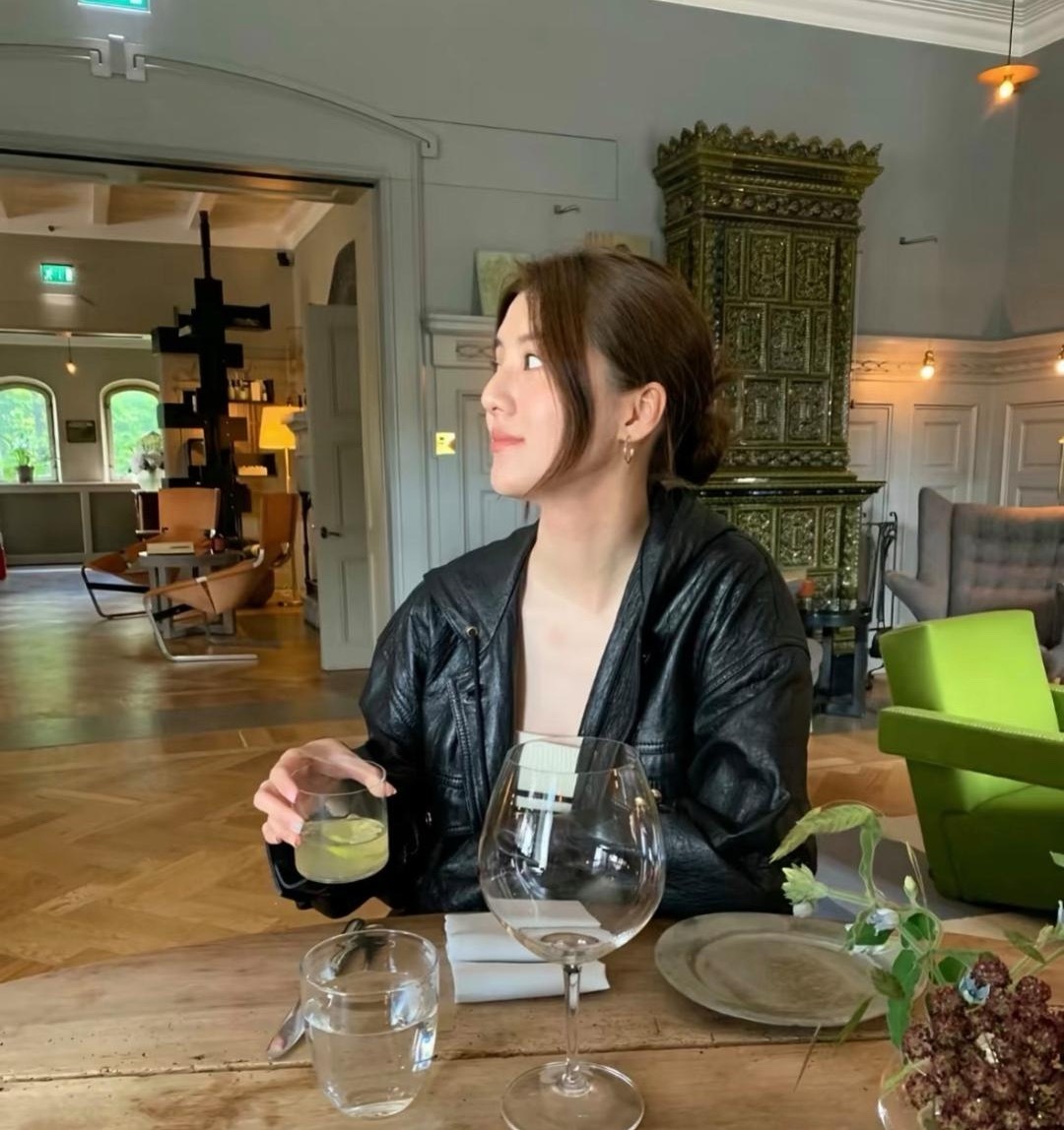 吴千语在荧幕上都很瘦，但她现实中更瘦，毕竟上镜胖十斤嘛。因为有见过吴千语的网友说