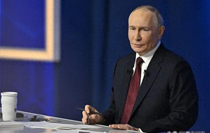 天有不测风云。莫斯科时间凌晨三点十七分，克里姆林宫的防空系统突然启动，十九道