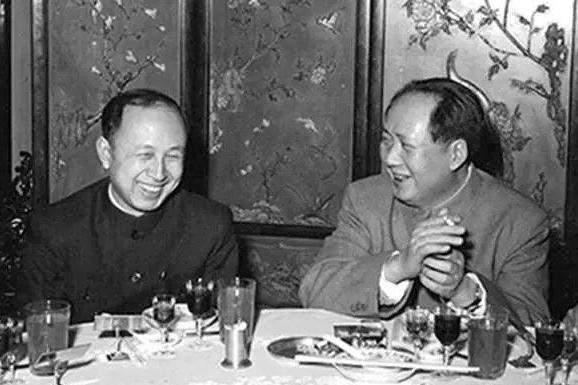 1955年12月26日下午，钱学森在陈赓的陪同下，来病房看彭德怀，话聊到投机处，