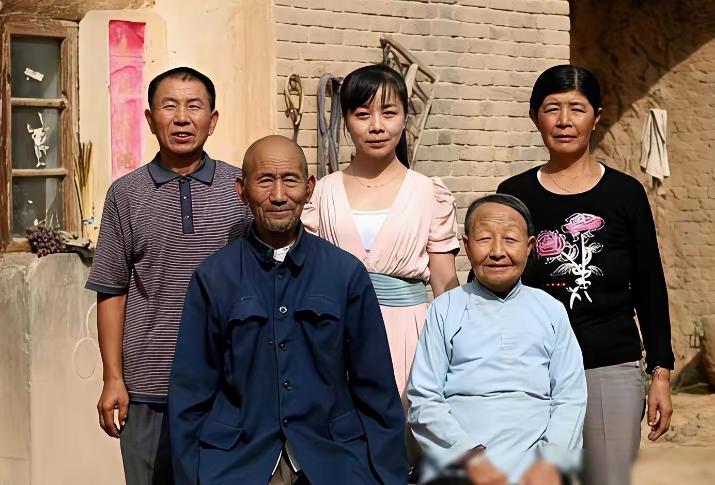 舞台上灵动亮眼的陕北姑娘王二妮，私下和家人相处格外温柔。农家炕头窗花、老式瓷碗