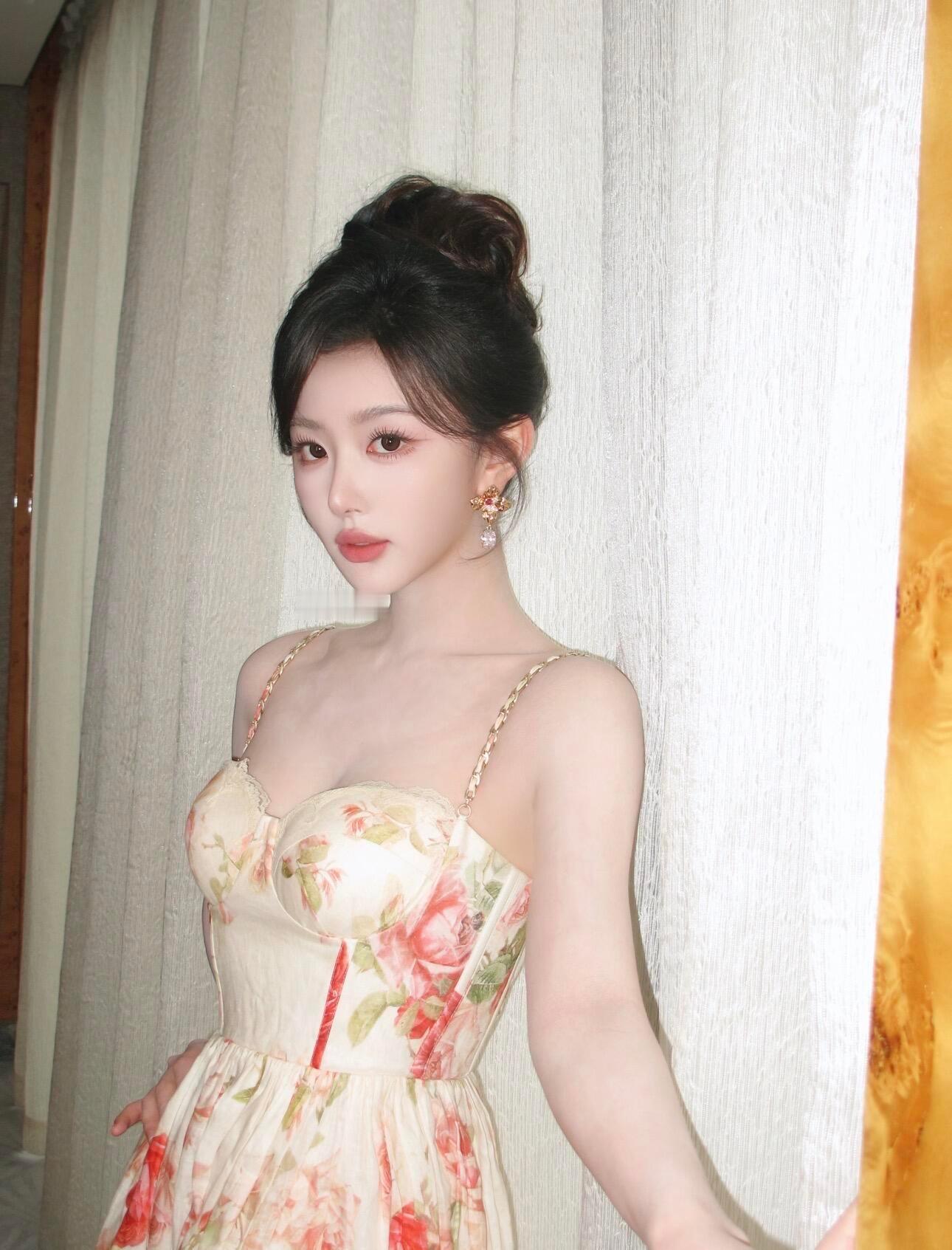 孔雪儿油画少女孔雪儿的油画少女感太绝！选秀舞台的锐度切换成油画柔光，刺绣礼服裹着