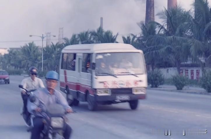 湛江老照片之湛江的道路与公共汽车。照片中的画面应该是90年代的湛江。画面中的公共