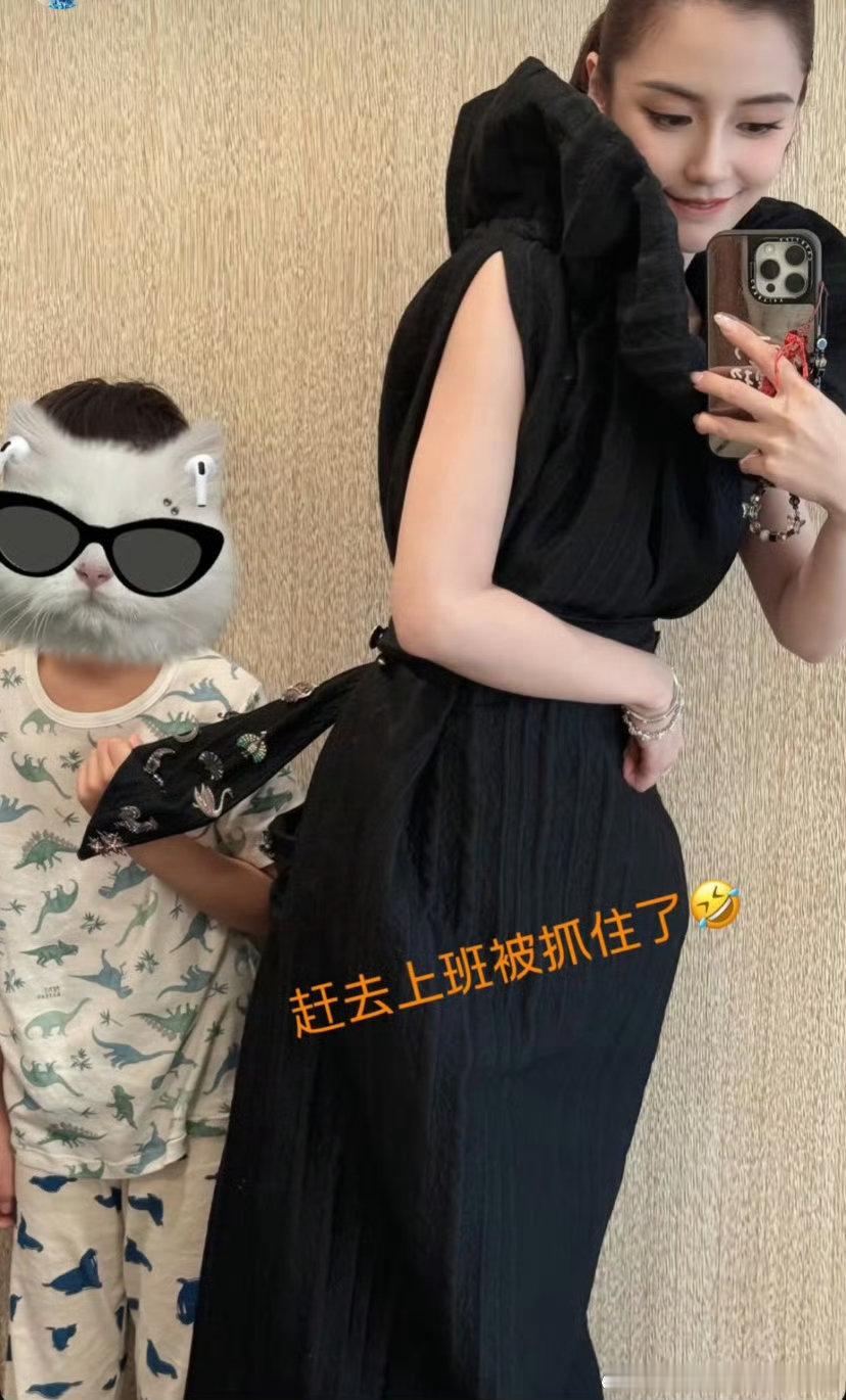 Baby看小海绵的眼神小海绵复制baby早期颜值​Baby看小海绵的眼神​​