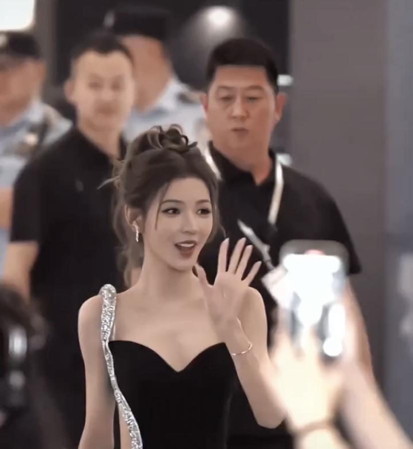 张予曦穿黑色露背装是真的美炸了！在阿玛尼红毯上，她一袭黑色露背裙惊艳全场。那背
