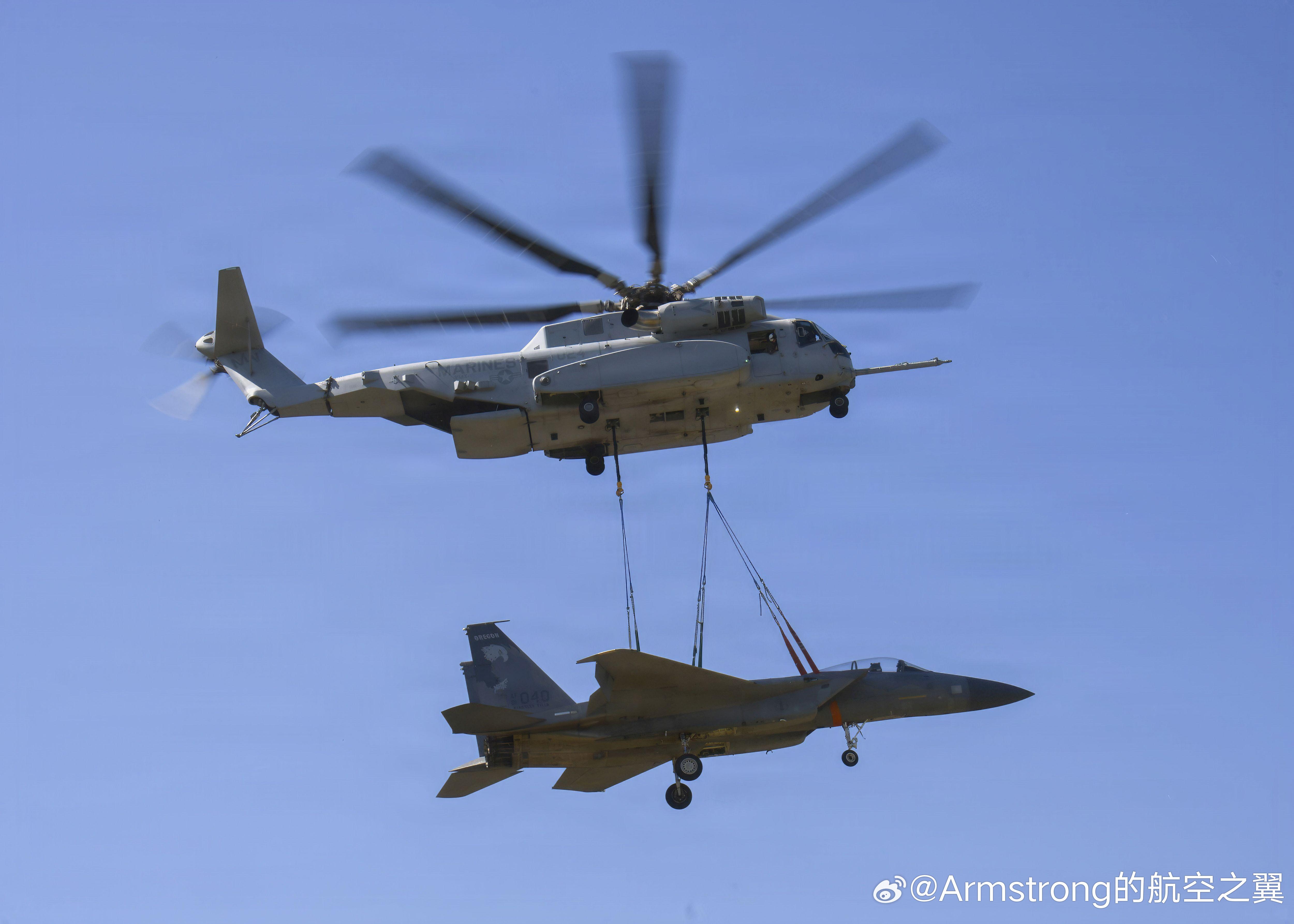 烽火问鼎计划CH-53K种马王吊运F-15C战斗机，没拆发动机。F-15C空重