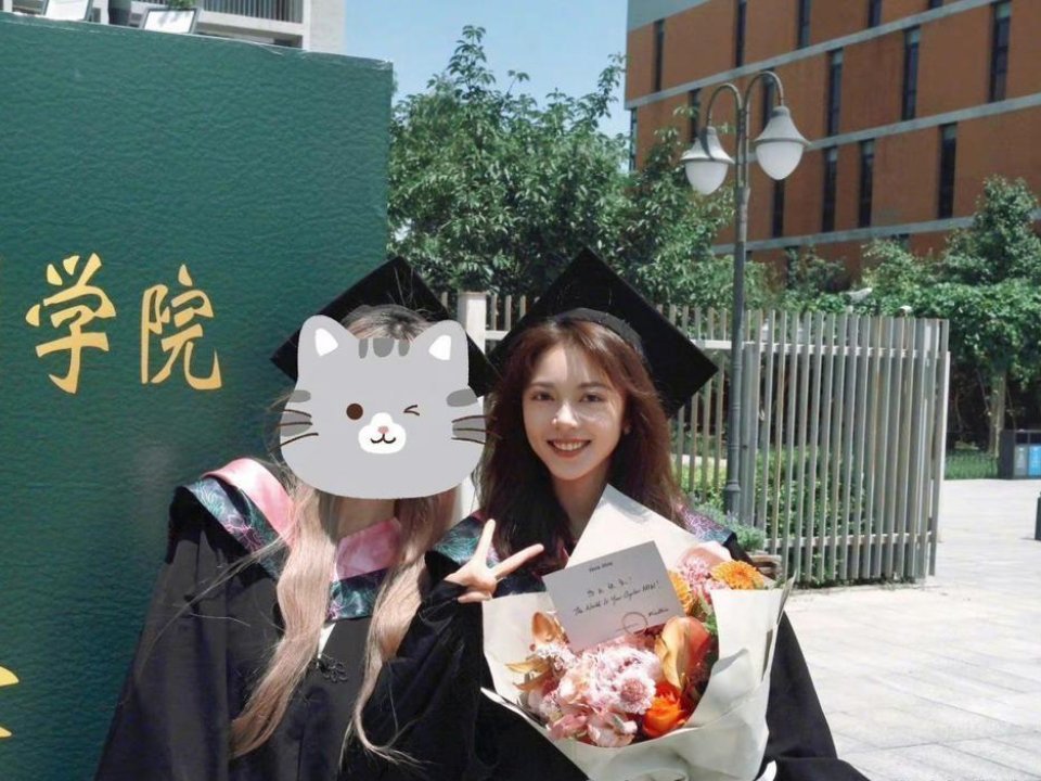 赵今麦那张毕业照，老甜了