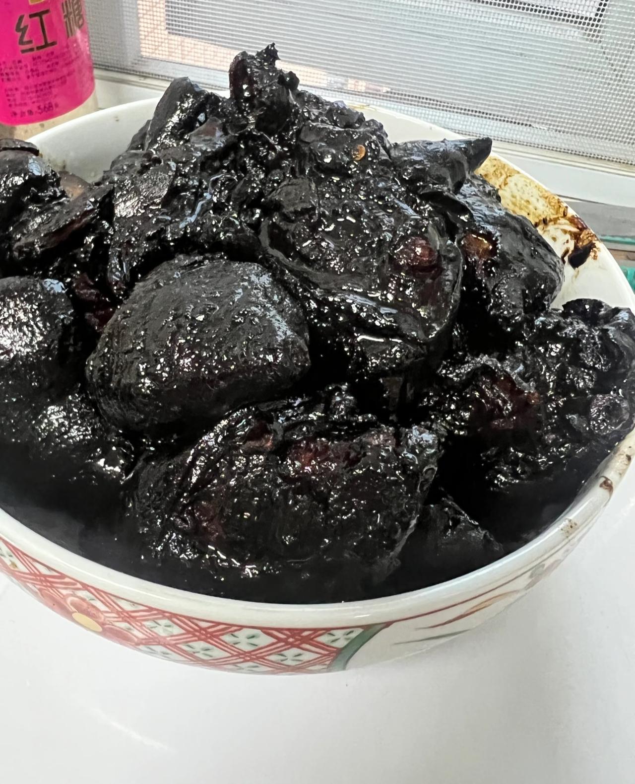 表妹的第一次下厨估计很多朋友跟我一样第一眼都没认出来是什么菜吧[捂脸哭]……