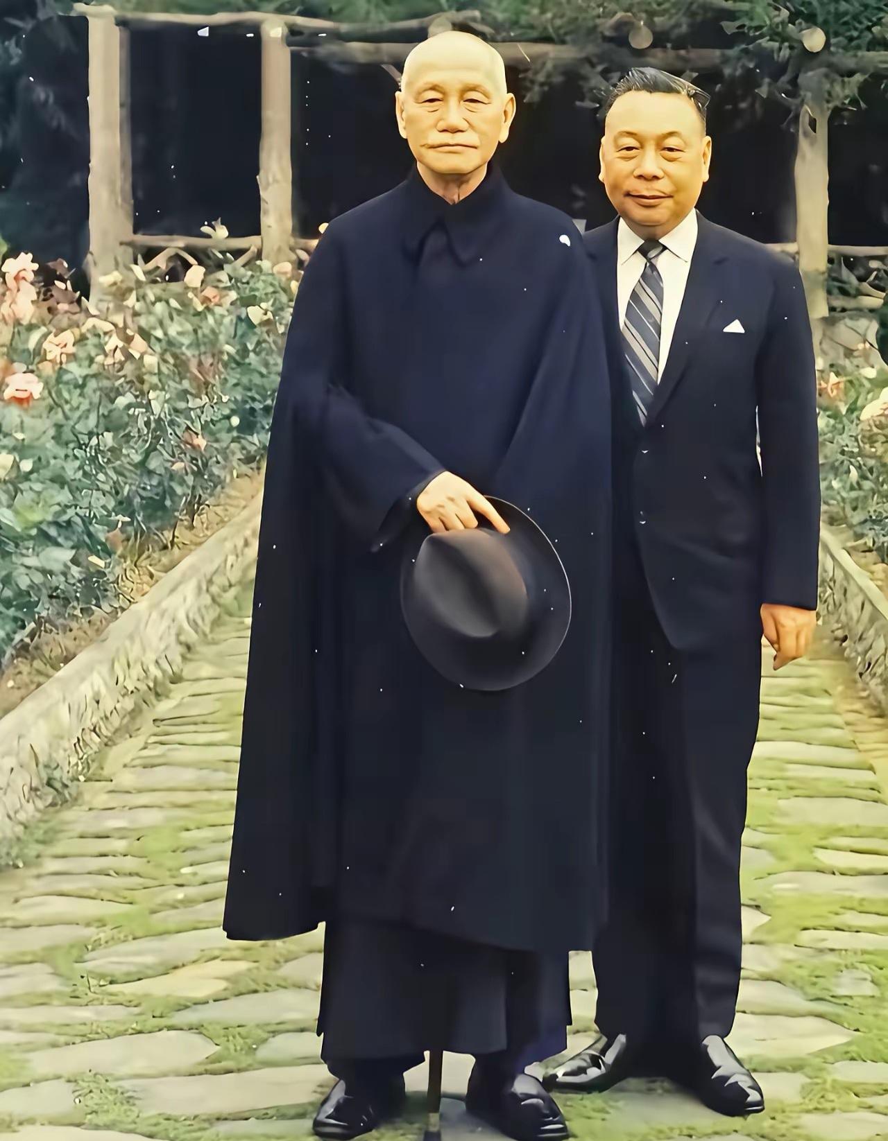 1975年，蒋介石和其大儿子蒋经国的合影。而就在一周后蒋介石因病离世，这是蒋
