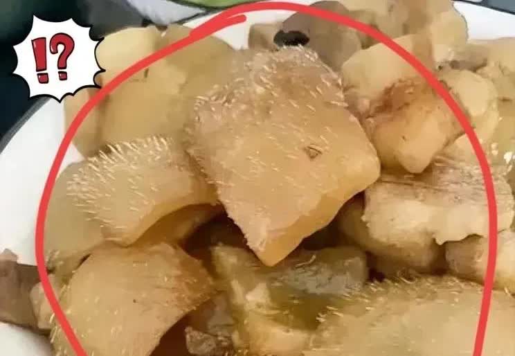 广东，一名男子下班后在路边的熟食店买了一份凉拌猪皮，准备回家当个下酒菜。可是，他
