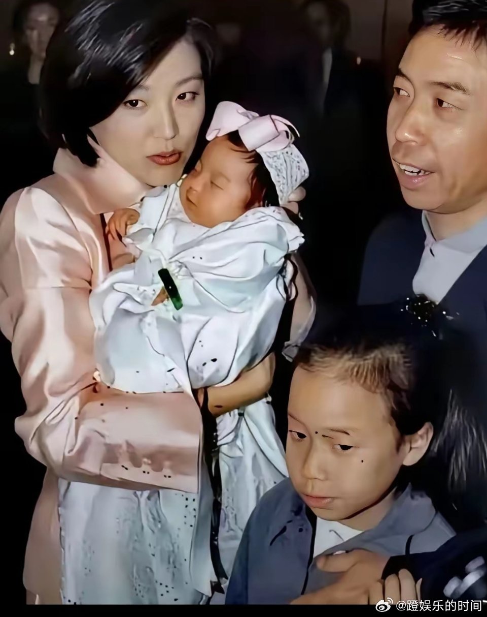 这是林青霞年轻时刚生完孩子的照片，她抱着婴儿，看着气色不太好，真的不能理解，林青