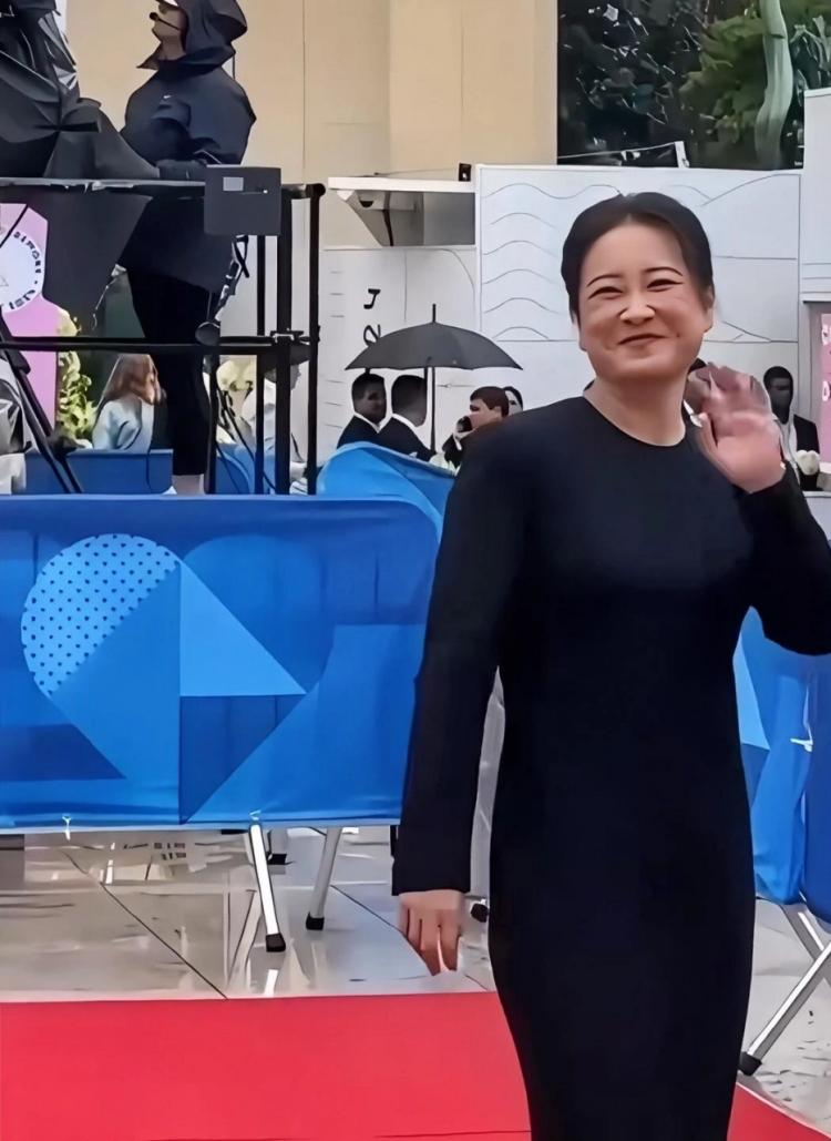 140斤的贾玲，又站回镜头前了。她自己把话挑明：从109斤，一路弹了回来。44