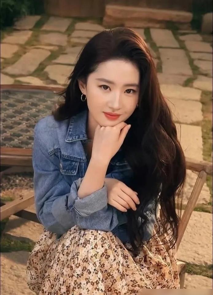 假发片，一套十五万。不是假发片，是人民币在头皮上颤抖。刘亦菲这发缝，哎，谁不