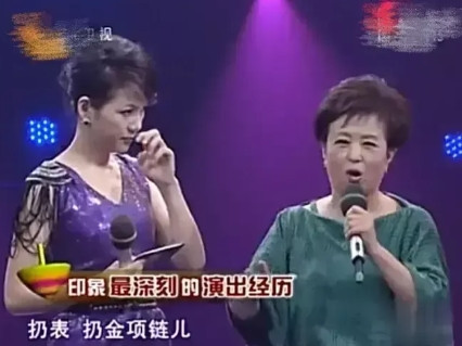 有一年，歌唱家朱明瑛到埃及演出，她一边唱歌一边看到台下的观众往舞台上扔东西，她吓