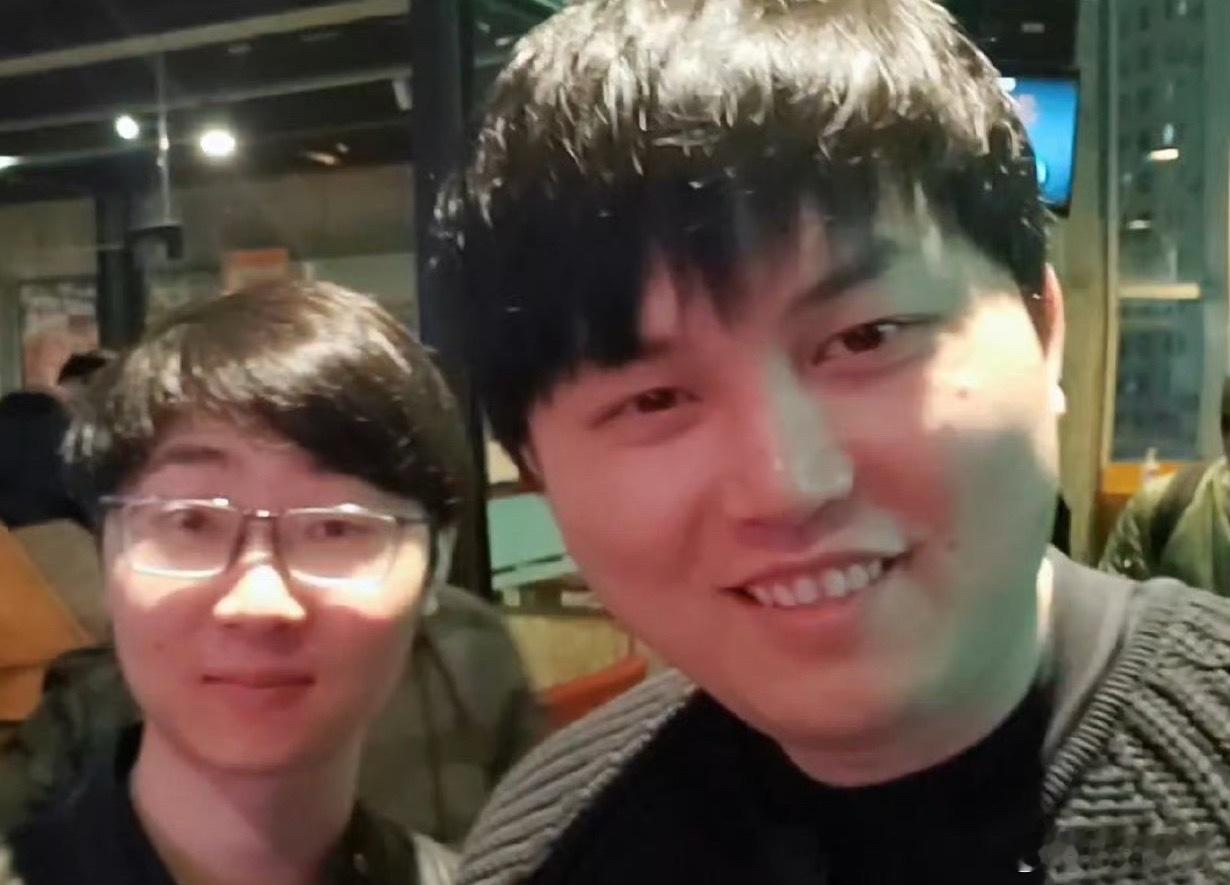 雕哥：我们不做背后捅刀子的，明天我们光明正大的打！现在枫哥已经睡着了，躺在那里跟