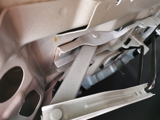 4代帝豪后备箱生锈才4个月的车发现后备箱生锈了，车友群里有很多生锈的