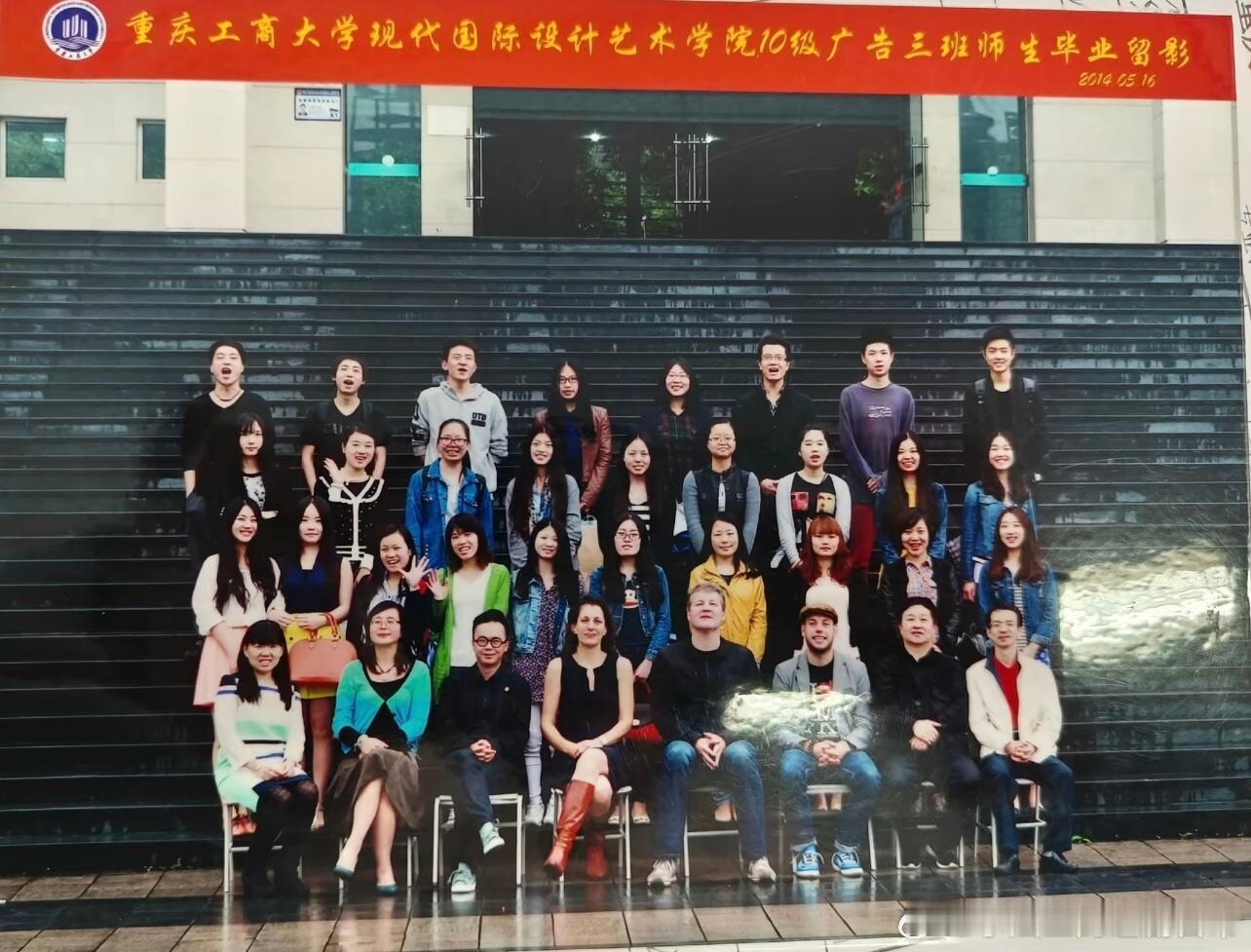 肖战从小到大毕业照怪不得站那么远，五班的肖战背着书包路过，被三班拉去拍大合照了哈