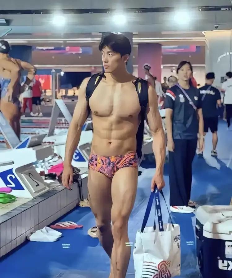 汪顺给黄雅琼录婚礼祝福，开口第一句直接翻旧账。这事儿得倒回二十年前，他和黄雅琼、谢震业，三个人还在浙