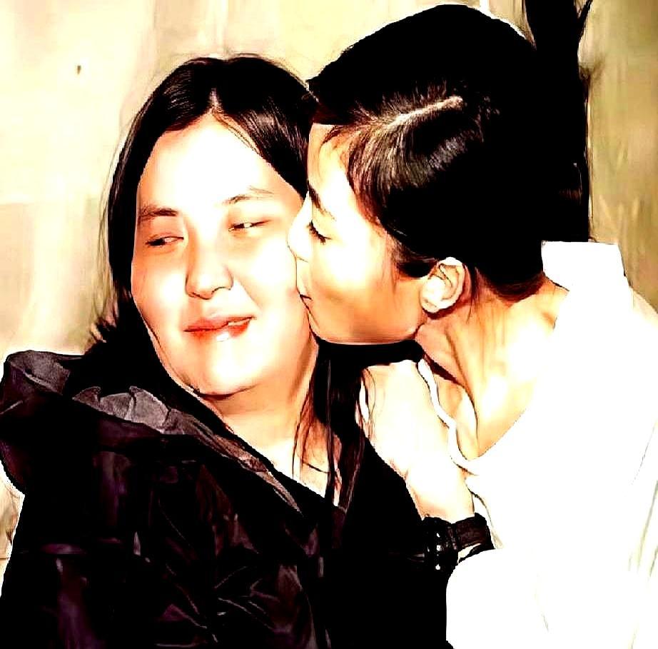 王菲春晚刚唱完，窦靖童反手一个“挖嘞个亲娘”表情包甩上热搜。你看这对母女，哪像母