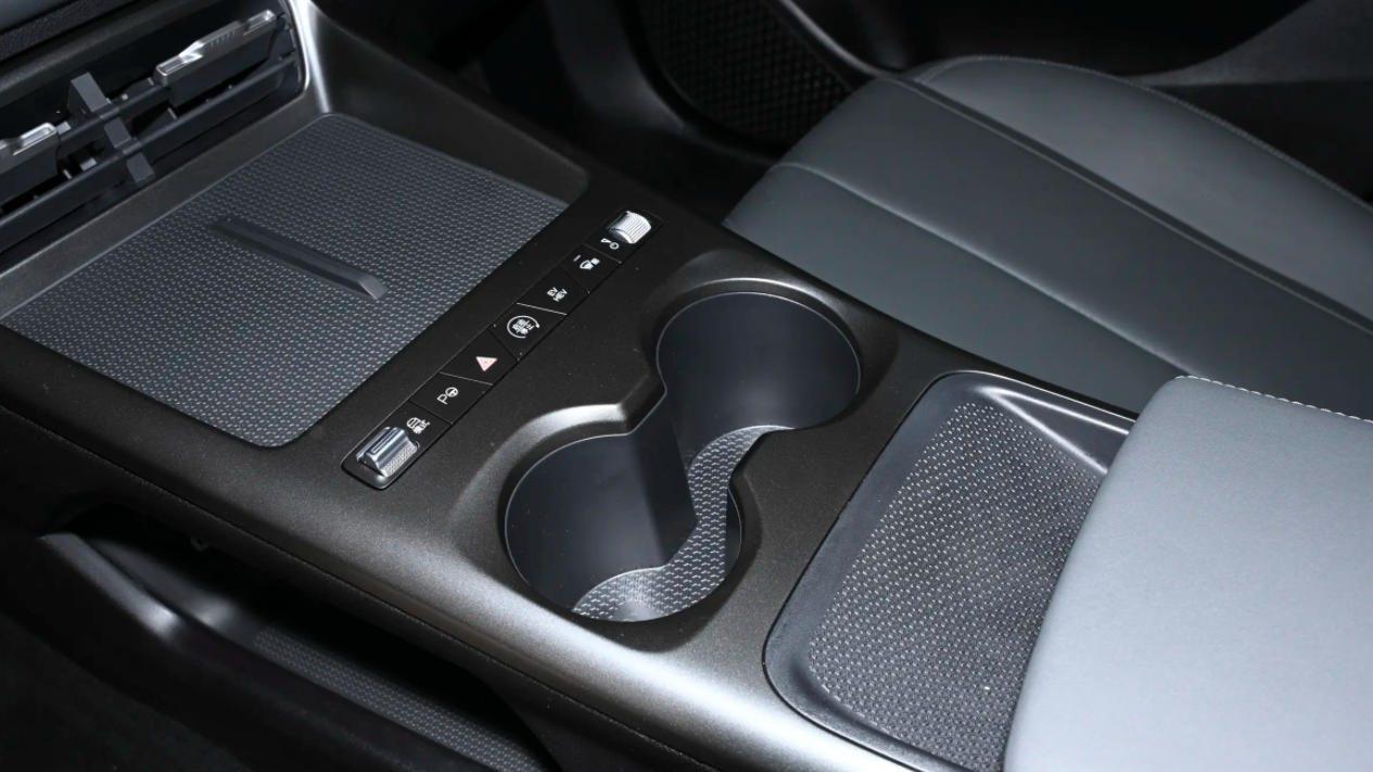 2026款秦PLUS对比2025款, 纯电续航多90公里, 少了一项配置