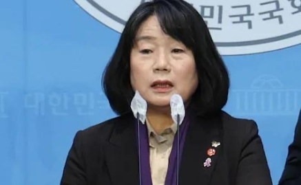 侵吞慰安妇捐款议员尹美香被列入特赦名单，曹国之后再起争议韩国法务部赦免审查委