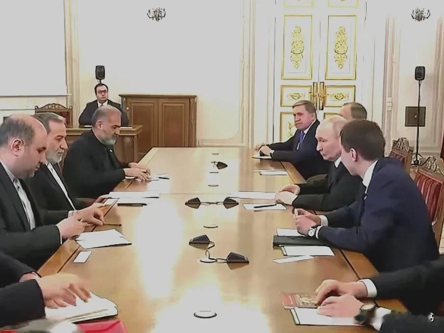 普京的高明之处在于，把特朗普拿捏得恰到好处。俄罗斯总统普京27日在会见伊朗外长