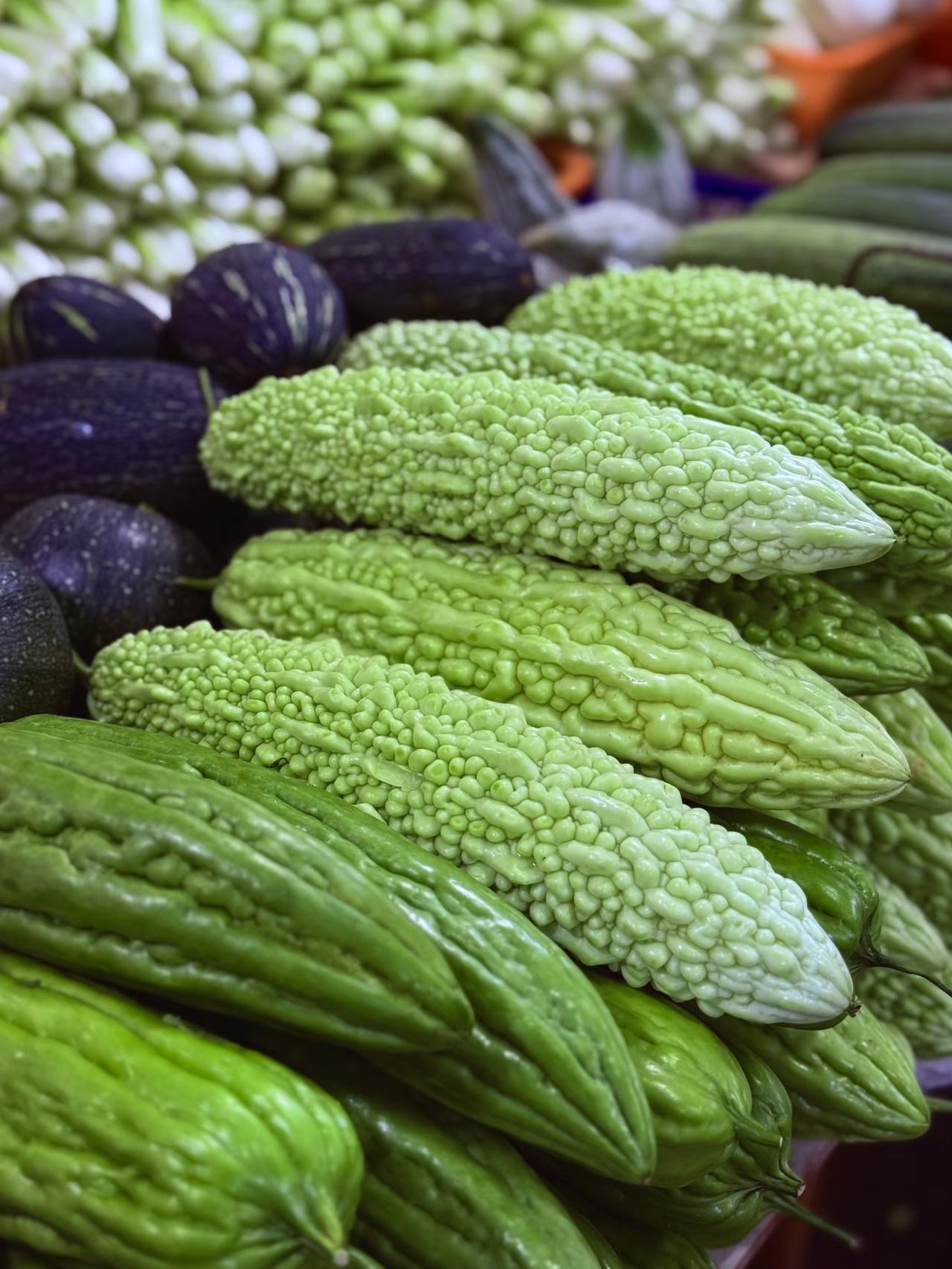 苦瓜到底是养生神菜，还是没必要硬啃的“遭罪菜”？我妈跟我姨，天天变着法做苦瓜