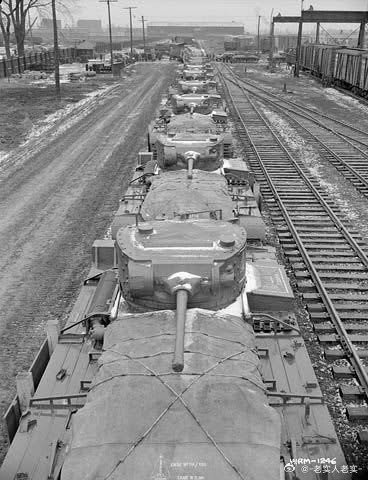 准备发往苏联的瓦伦丁步兵坦克，摄于1941年的加拿大。根据英联邦安排，加拿大本来