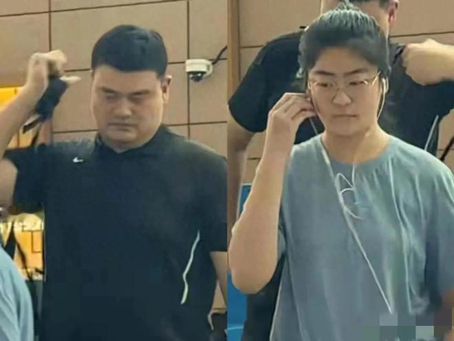 姚明与女儿姚沁蕾现身机场，姚沁蕾身高惊人已比肩父亲。父女长相神态相似，女儿同样热