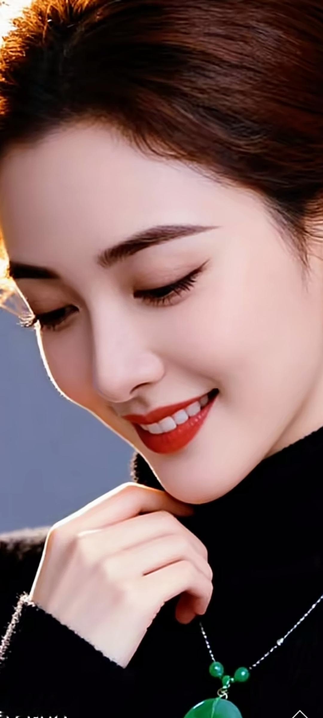 微笑的魅力，温暖如春日阳光。🌞😊