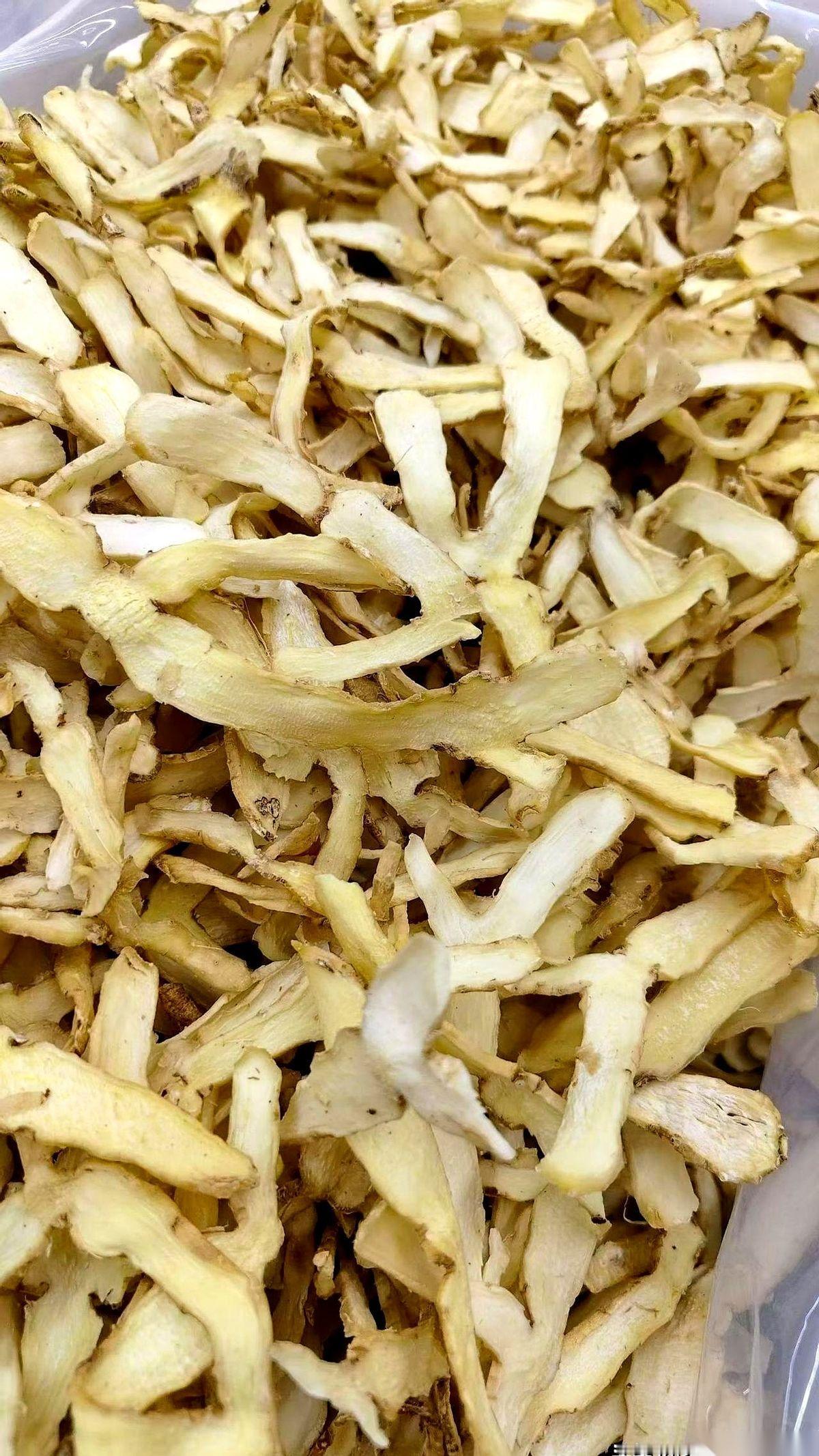 2025年。一串串数字，像从天上掉下来的乱码，砸得人眼晕。“腾冲猫哥”发的。