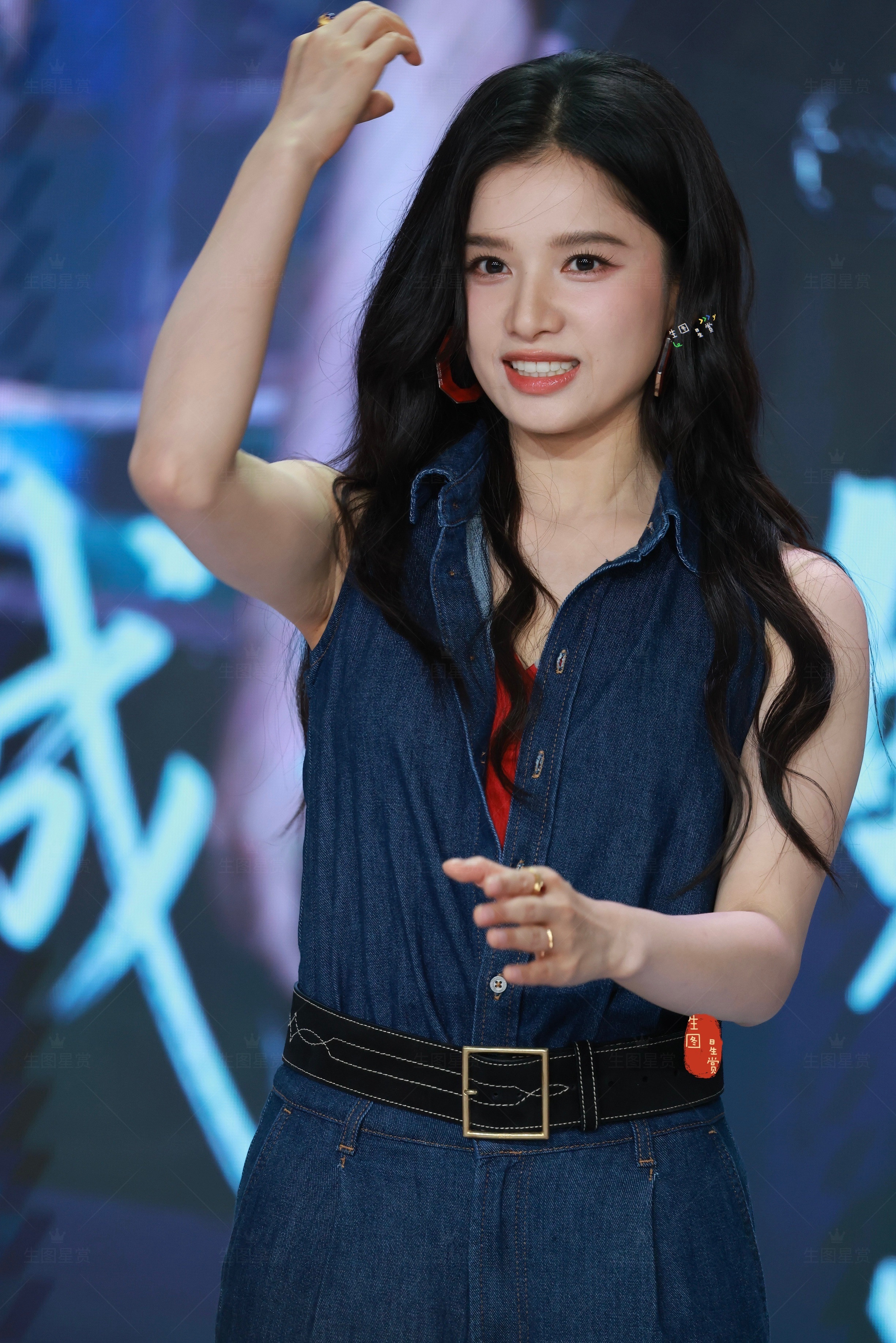 张婧仪野狗骨头首映礼生图牛仔套装穿出明艳感💙张婧仪出场太美了张婧仪苗靖