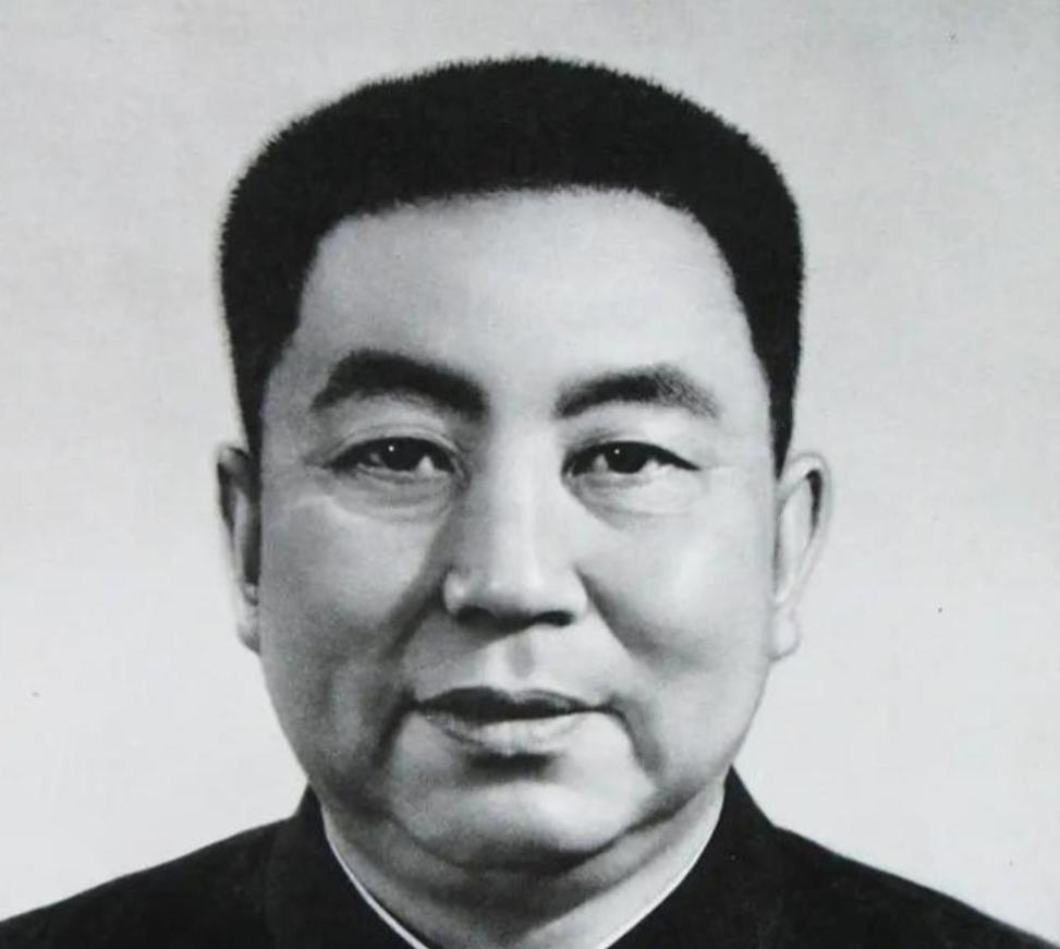 周恩来去世后谁当总理？毛主席力荐一人却遭到婉拒：您考虑别人吧。1975年，周总理