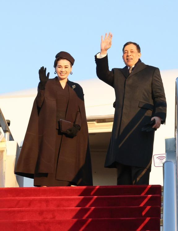 泰国王后访华回国后参加帆船比赛，一身运动装戴着棒球帽，休闲舒适不说还给人满满的活