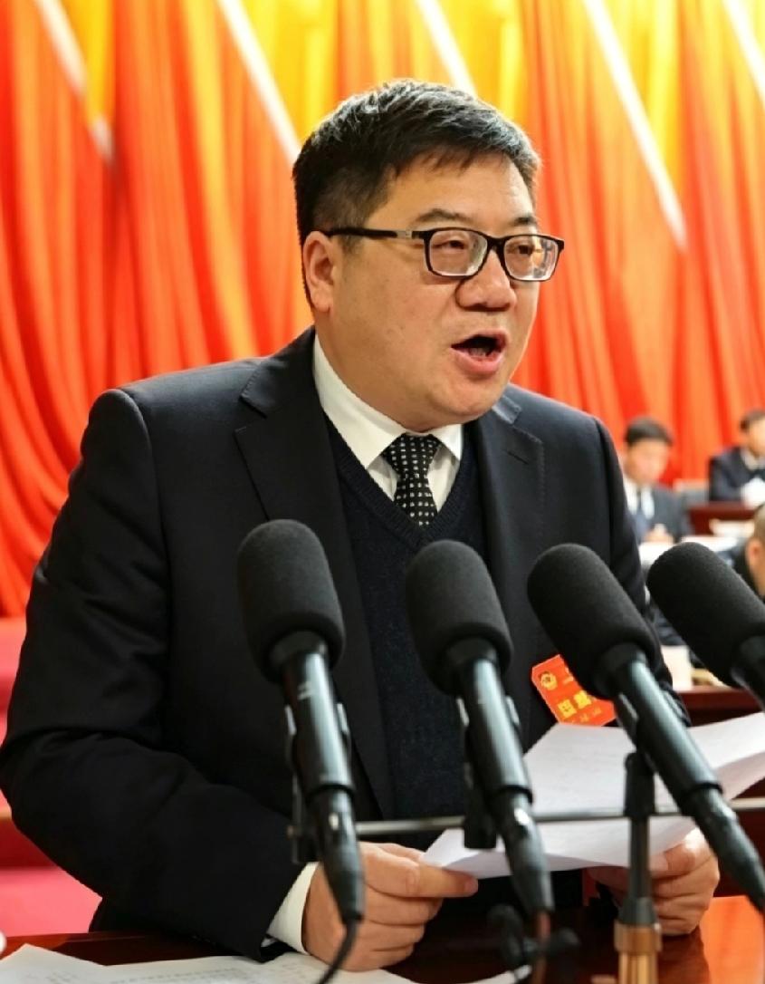 薛冰被双开，他有3个特点：1、眼睛高度近视。瓶底厚的眼镜片，至少800度，电视
