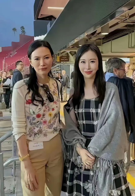 不比不知道，田朴珺和邓文迪站一起真是像亲姐妹！两人其实就是同一种人，都是有钱人喜