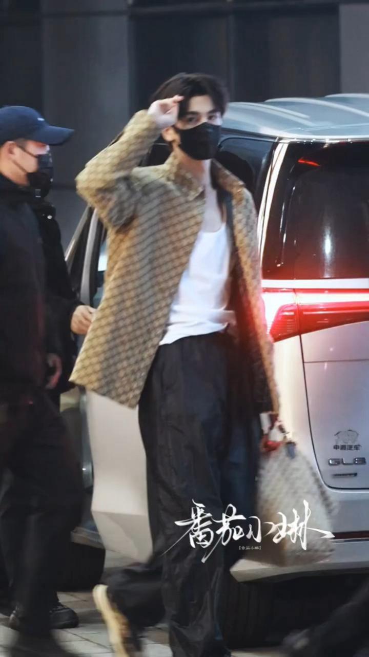 反复观看张凌赫salute这一下…🤤张凌赫salute这一下