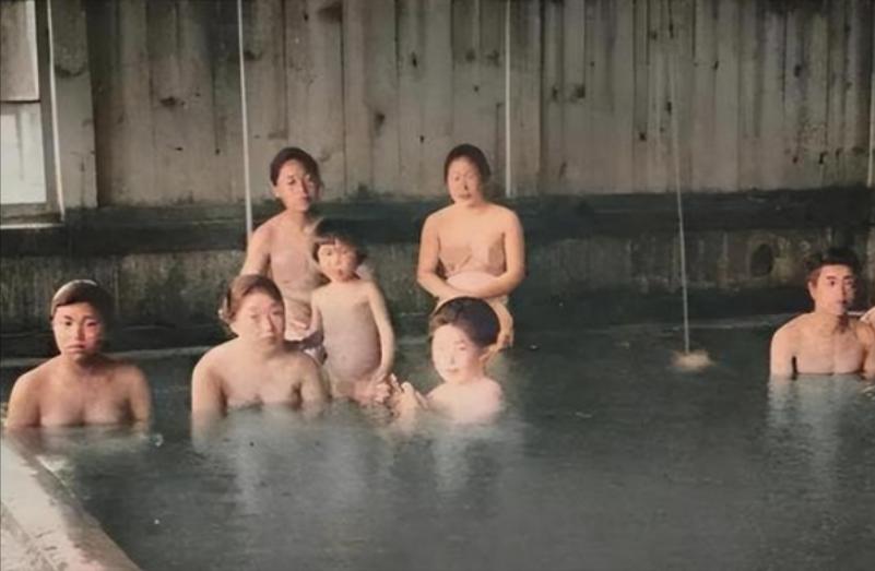 万万没想到！1900年，日本澡堂的模式竟然是男女混浴，双方赤裸相对却丝毫不觉得尴