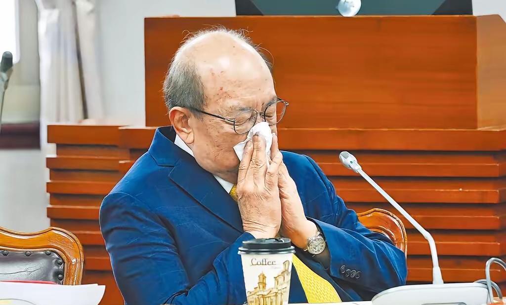 柯建铭哭鼻子了！民进党失败后，柯建铭成了赖清德的替罪羊。赖当局把一切责任全归