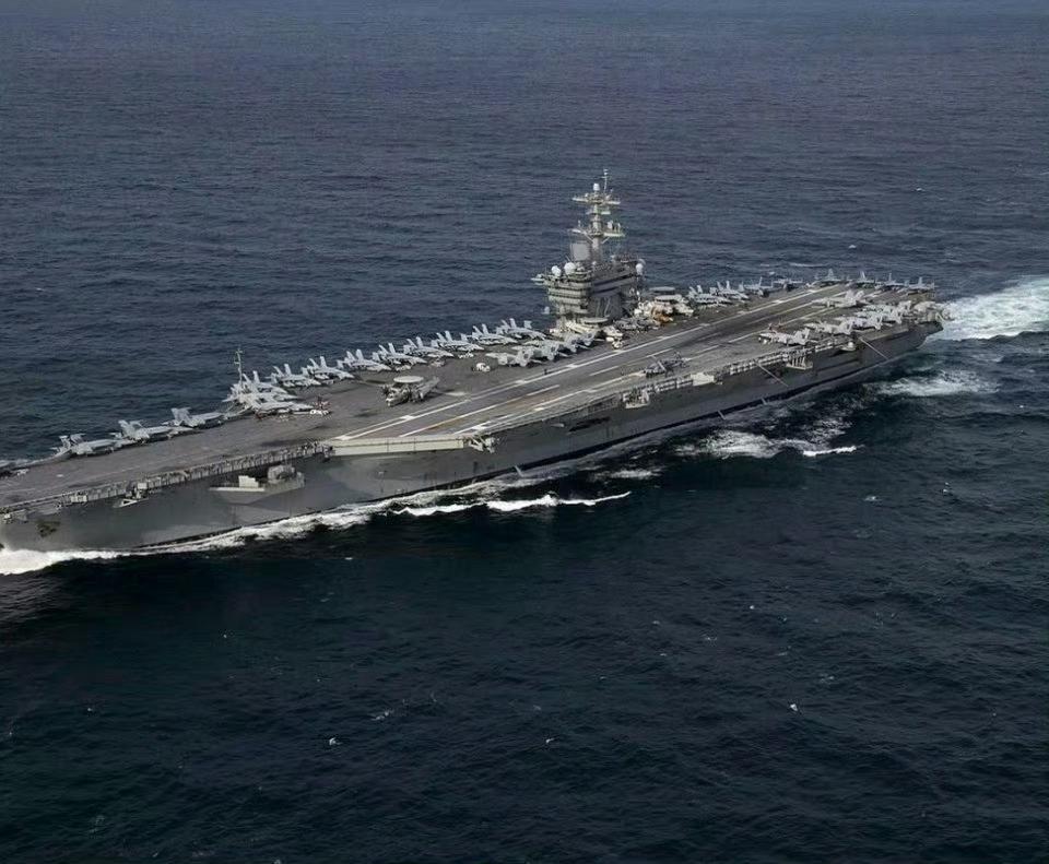 美军“林肯”号航母毫发无损，甚至贴近伊朗海岸线耀武扬威。“林肯”号还故意叫板