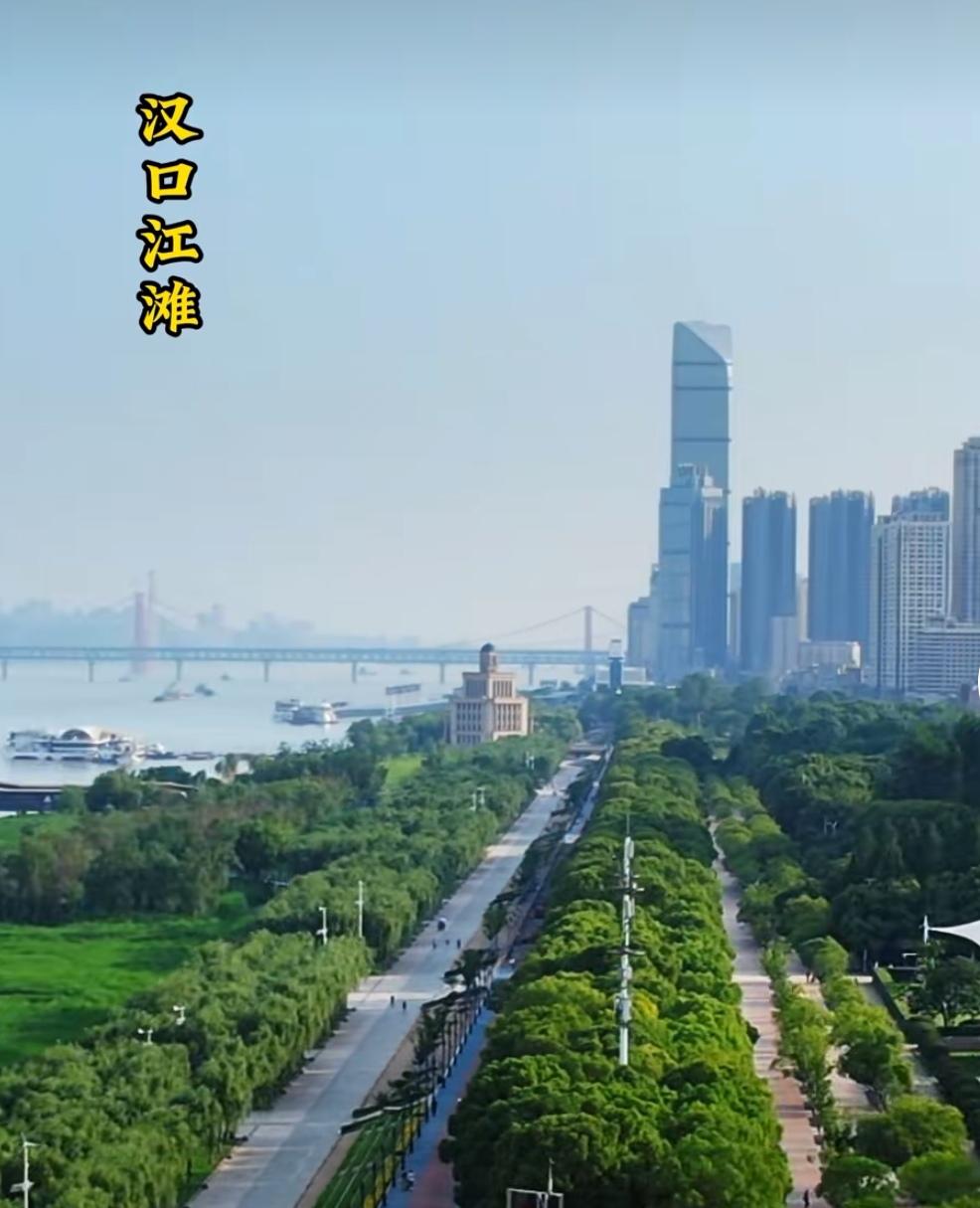 漫步武汉江滩，阅尽两江风华迎着浩荡温润的江风，缓步走在百里长江生态廊道上，