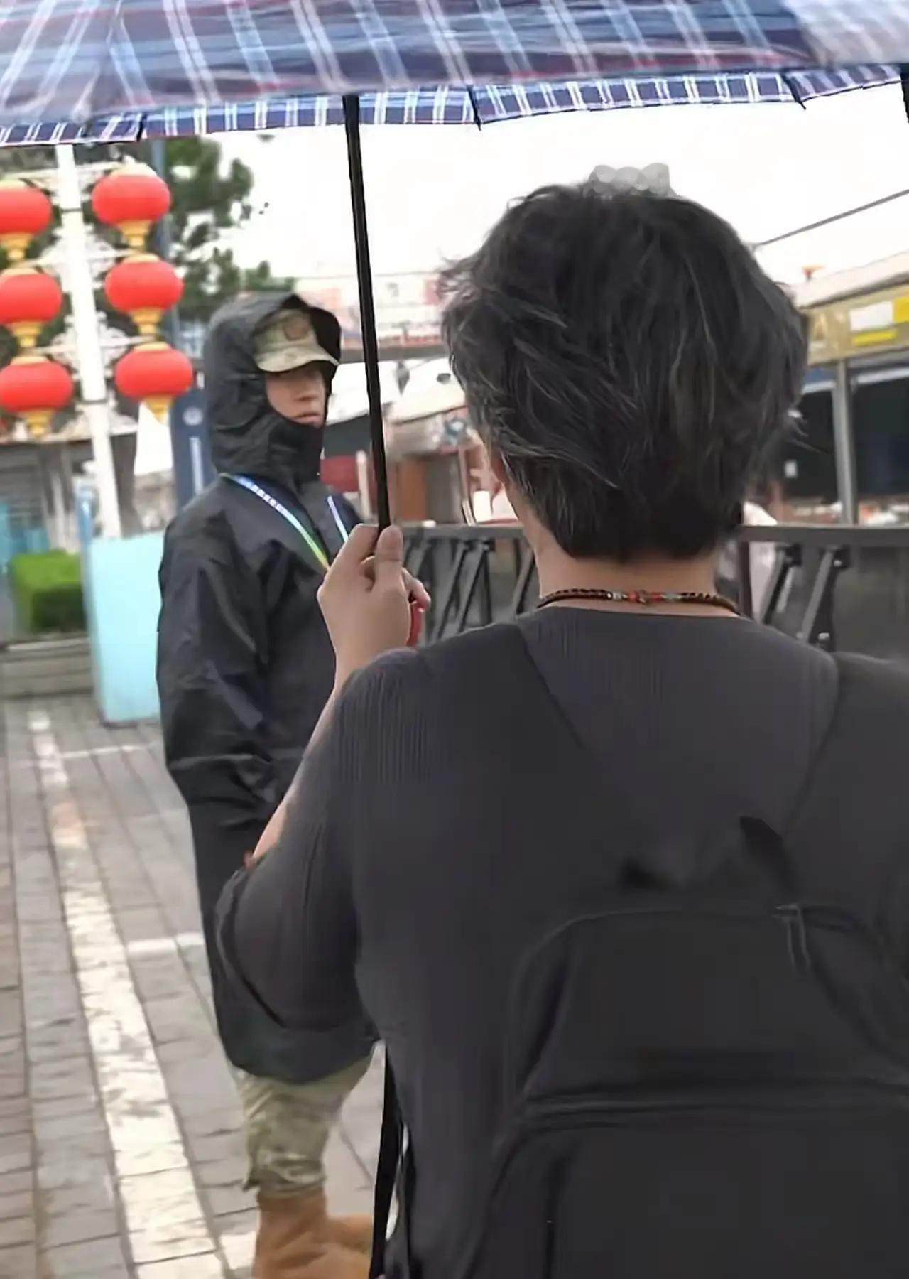 一夜火车赴山海，只为见你一面：这张母子隔栏相望的照片，藏着中国人最痛的牵挂