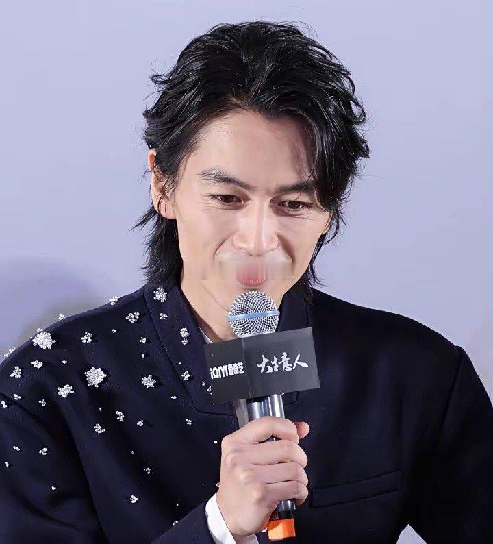 为什么我感觉陈晓的面相变了呢，他年纪也不大才38岁，法令纹、眼角纹都出来了，而且